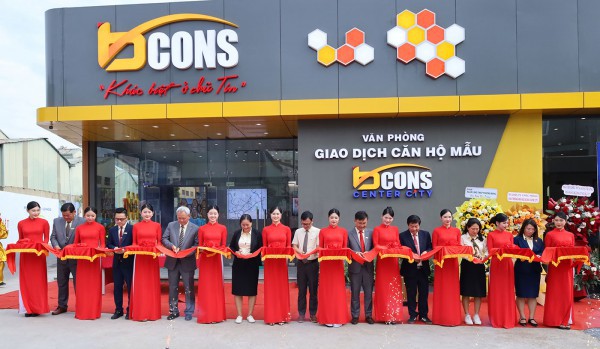 Nhà mẫu Bcons Center City thu hút khách ngay ngày đầu khai trương