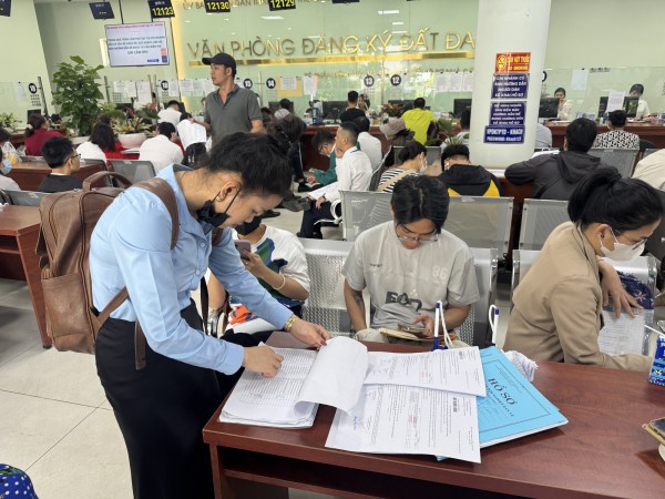 Sau 11 ngày làm việc, TP.HCM tiếp nhận hơn 26.000 hồ sơ nhà đất Sau 11 ngày làm việc, TP.HCM tiếp nhận hơn 26.000 hồ sơ nhà đất