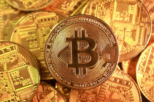 Bitcoin lập đỉnh kỷ lục, vàng tiếp đà tăng mạnh Bitcoin lập đỉnh kỷ lục, vàng tiếp đà tăng mạnh