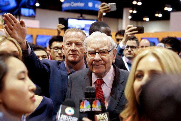 Warren Buffett: Chứng khoán đỏ lửa, đừng nhìn bảng điện tử
