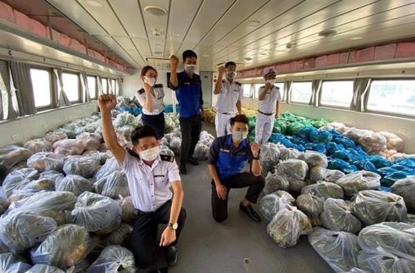 25 tấn rau củ quả chuyển từ Tiền Giang đã có mặt tại TP.HCM 25 tấn rau củ quả chuyển từ Tiền Giang đã có mặt tại TP.HCM