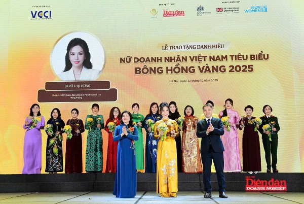 Bà Vũ Thị Lương nữ doanh nhân Việt Nam tiêu biểu nhận cúp Bông Hồng Vàng 2025