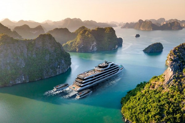 Bà Vũ Thị Lương nữ doanh nhân Việt Nam tiêu biểu nhận cúp Bông Hồng Vàng 2025