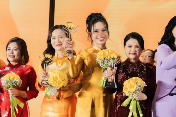 Bà Vũ Thị Lương nữ doanh nhân Việt Nam tiêu biểu nhận cúp Bông Hồng Vàng 2025