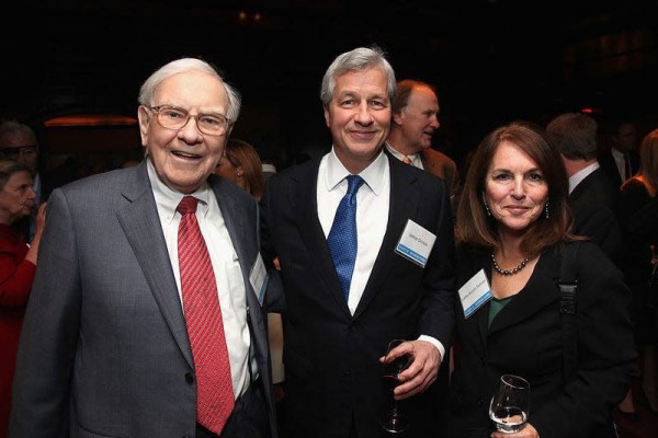 Các lãnh đạo lừng danh nhất thế giới nói gì khi Warren Buffett quyết định nghỉ hưu?