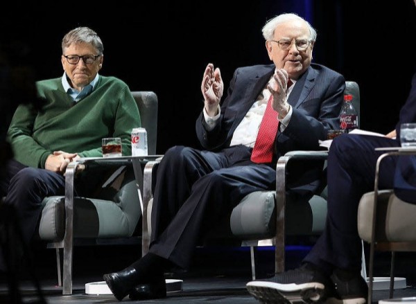 Các lãnh đạo lừng danh nhất thế giới nói gì khi Warren Buffett quyết định nghỉ hưu?