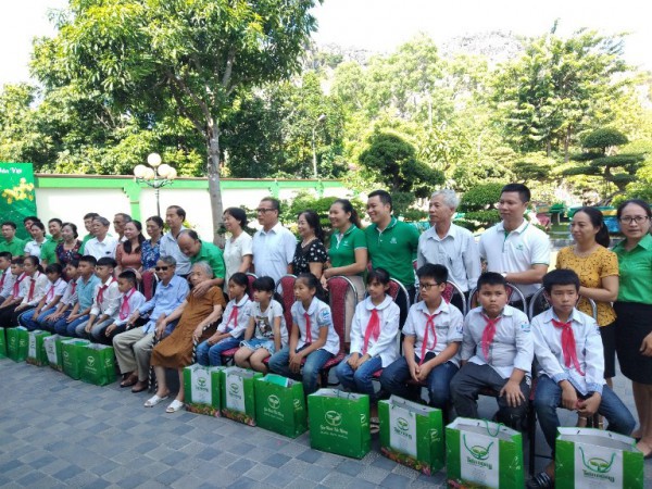 Công ty CP Công Nông nghiệp Tiến Nông nhận đỡ đầu thêm 15 trẻ mồ côi Công ty CP Công Nông nghiệp Tiến Nông nhận đỡ đầu thêm 15 trẻ mồ côi