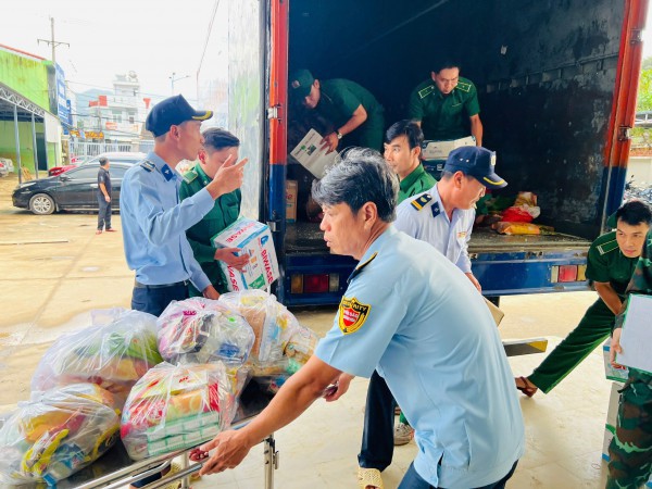 Công ty Yến sào Khánh Hòa chung tay tiếp sức đồng bào vượt qua bão lũ