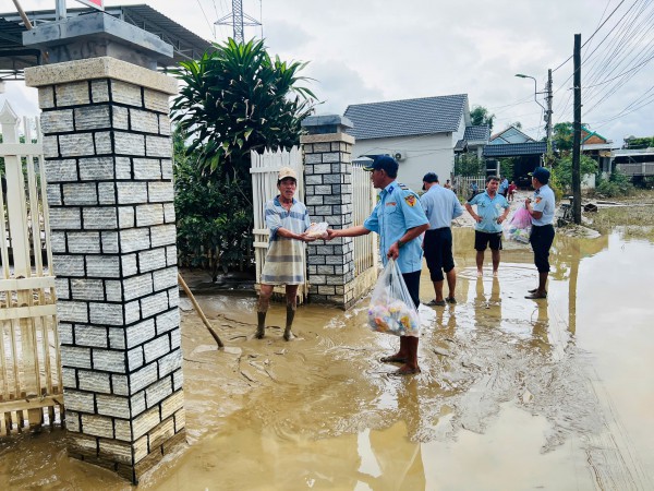 Công ty Yến sào Khánh Hòa chung tay tiếp sức đồng bào vượt qua bão lũ