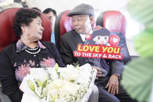 Cụ ông U90 tỏ tình với vợ ngọt ngào trên chuyến bay Vietjet ngày Valentine