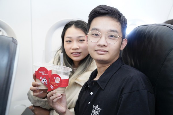 Cụ ông U90 tỏ tình với vợ ngọt ngào trên chuyến bay Vietjet ngày Valentine