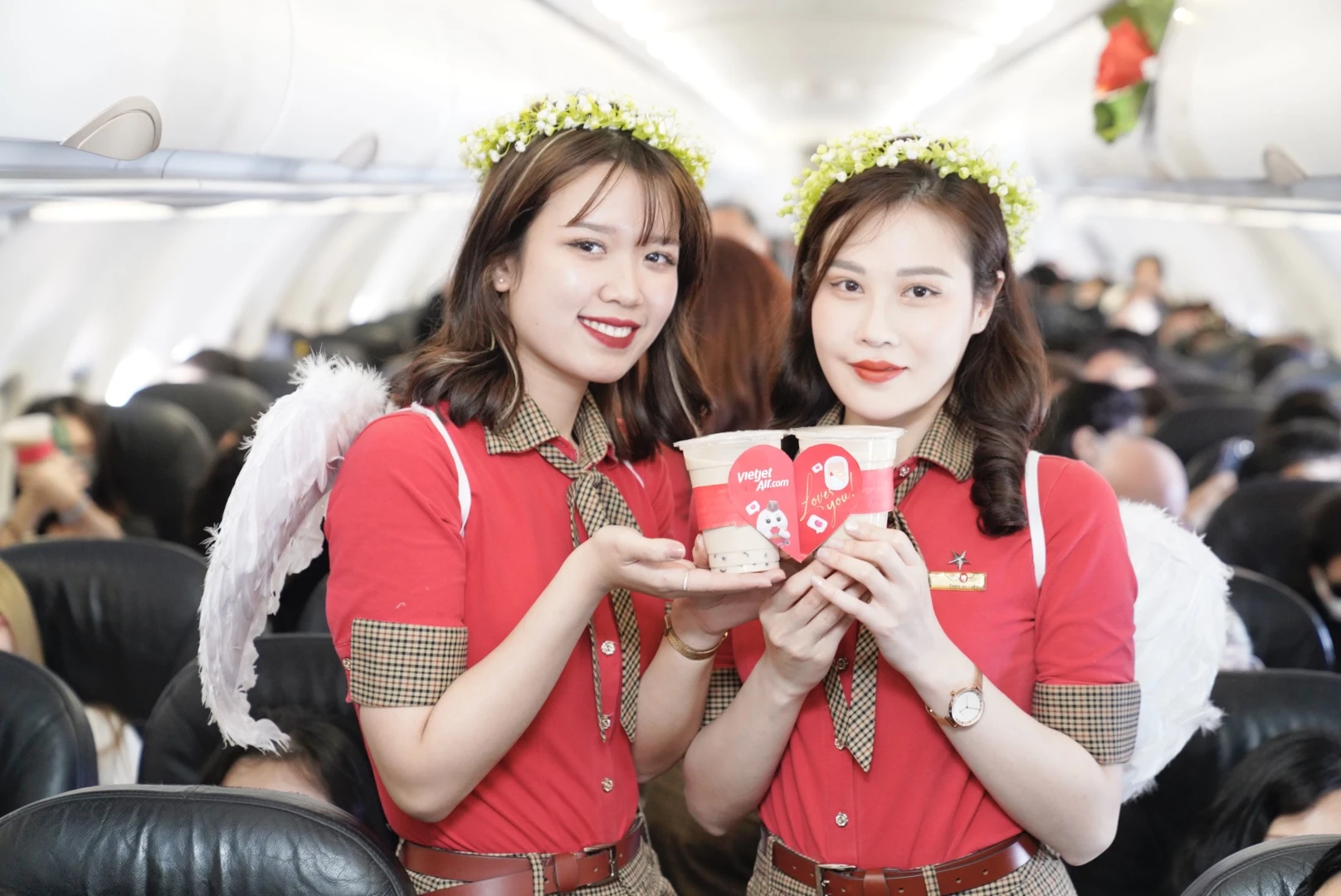 Cụ ông U90 tỏ tình với vợ ngọt ngào trên chuyến bay Vietjet ngày Valentine