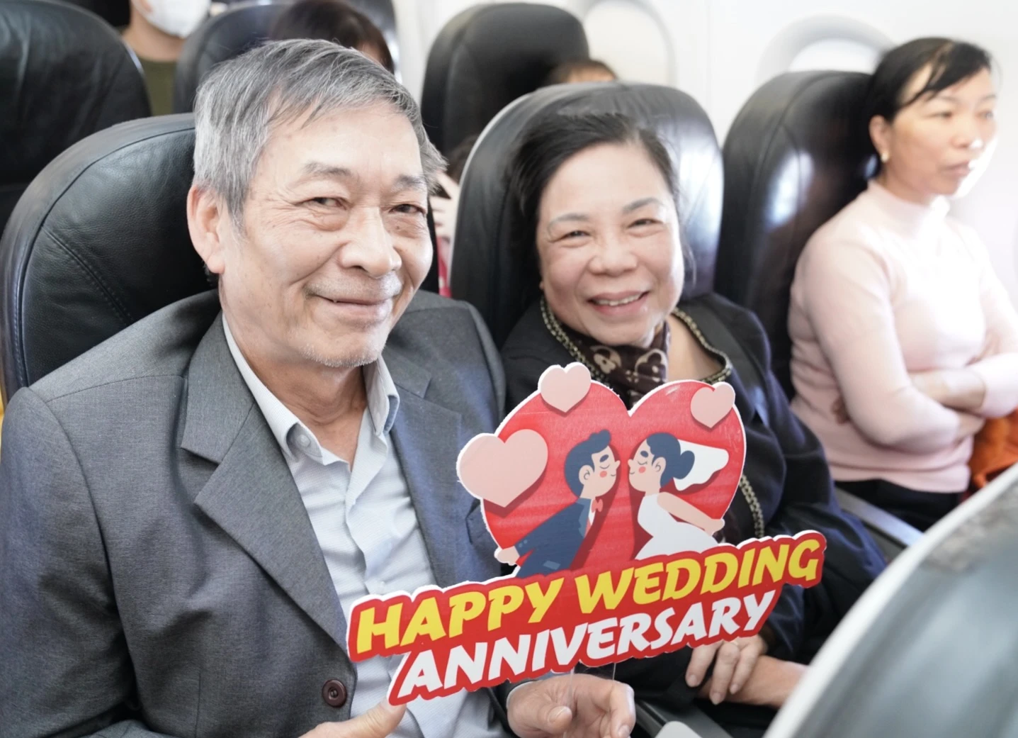 Cụ ông U90 tỏ tình với vợ ngọt ngào trên chuyến bay Vietjet ngày Valentine