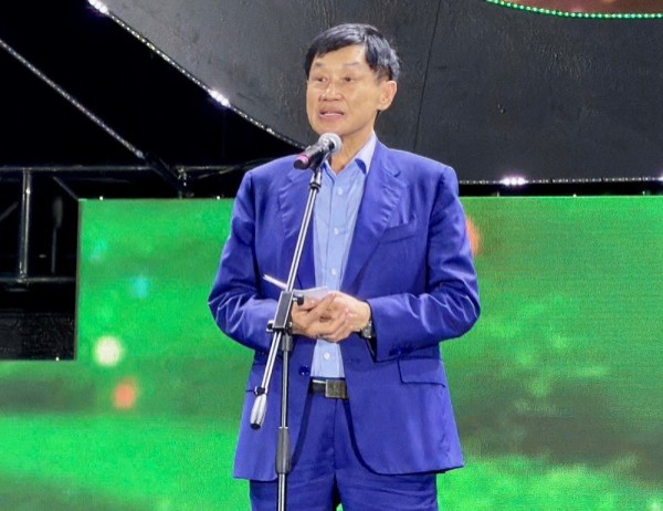 Gia đình doanh nhân Johnathan Hạnh Nguyễn ủng hộ đồng bào miền Trung 10 tỷ đồng