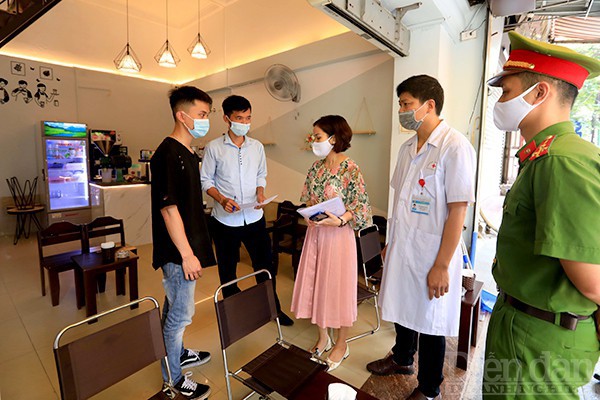 Hà Nội: Lực lượng chức năng ra quân tuyên truyền, nhắc nhở người dân phòng, chống dịch COVID-19 Hà Nội: Lực lượng chức năng ra quân tuyên truyền, nhắc nhở người dân phòng, chống dịch COVID-19