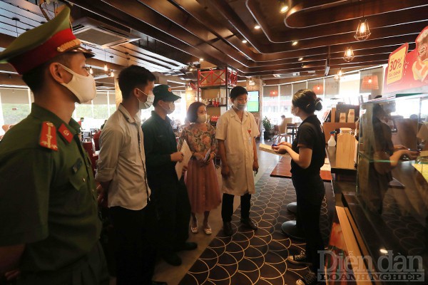Hà Nội: Lực lượng chức năng ra quân tuyên truyền, nhắc nhở người dân phòng, chống dịch COVID-19 Hà Nội: Lực lượng chức năng ra quân tuyên truyền, nhắc nhở người dân phòng, chống dịch COVID-19