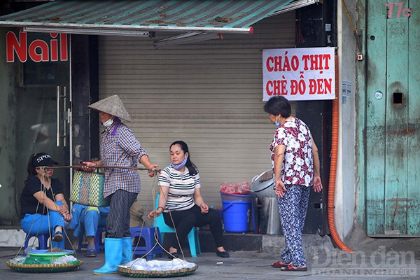 Hà Nội: Lực lượng chức năng ra quân tuyên truyền, nhắc nhở người dân phòng, chống dịch COVID-19 Hà Nội: Lực lượng chức năng ra quân tuyên truyền, nhắc nhở người dân phòng, chống dịch COVID-19