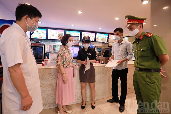 Hà Nội: Lực lượng chức năng ra quân tuyên truyền, nhắc nhở người dân phòng, chống dịch COVID-19 Hà Nội: Lực lượng chức năng ra quân tuyên truyền, nhắc nhở người dân phòng, chống dịch COVID-19