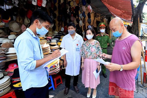 Hà Nội: Lực lượng chức năng ra quân tuyên truyền, nhắc nhở người dân phòng, chống dịch COVID-19 Hà Nội: Lực lượng chức năng ra quân tuyên truyền, nhắc nhở người dân phòng, chống dịch COVID-19