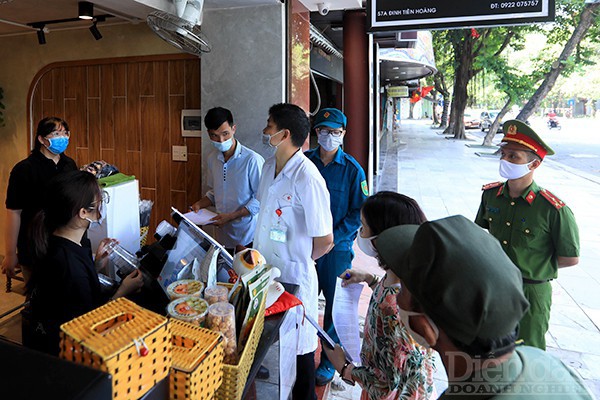 Hà Nội: Lực lượng chức năng ra quân tuyên truyền, nhắc nhở người dân phòng, chống dịch COVID-19 Hà Nội: Lực lượng chức năng ra quân tuyên truyền, nhắc nhở người dân phòng, chống dịch COVID-19