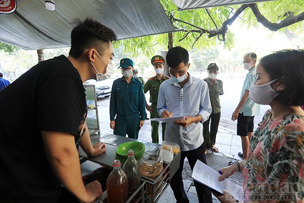 Hà Nội: Lực lượng chức năng ra quân tuyên truyền, nhắc nhở người dân phòng, chống dịch COVID-19 Hà Nội: Lực lượng chức năng ra quân tuyên truyền, nhắc nhở người dân phòng, chống dịch COVID-19