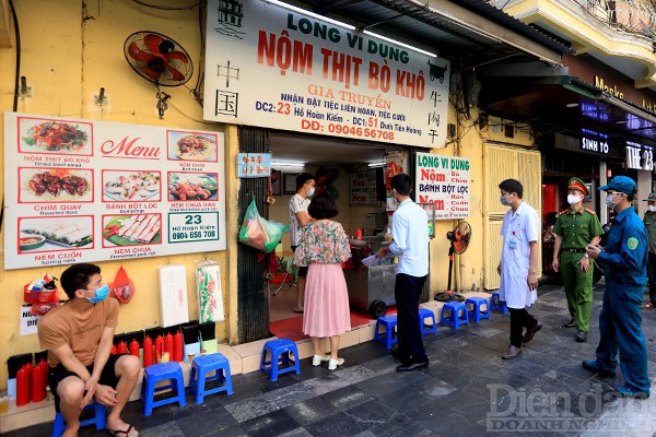 Hà Nội: Lực lượng chức năng ra quân tuyên truyền, nhắc nhở người dân phòng, chống dịch COVID-19 Hà Nội: Lực lượng chức năng ra quân tuyên truyền, nhắc nhở người dân phòng, chống dịch COVID-19