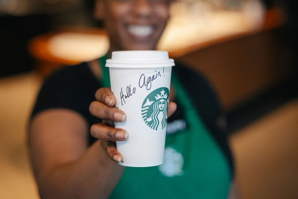 Hành trình phục hồi Starbucks đầy chông gai