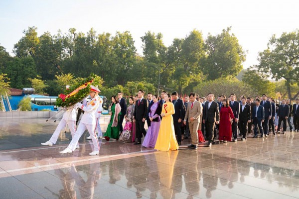 Hội Doanh nhân trẻ Việt Nam báo công dâng Bác, hướng tới nhiệm kỳ mới