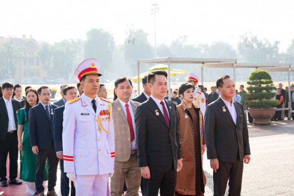 Hội Doanh nhân trẻ Việt Nam báo công dâng Bác, hướng tới nhiệm kỳ mới
