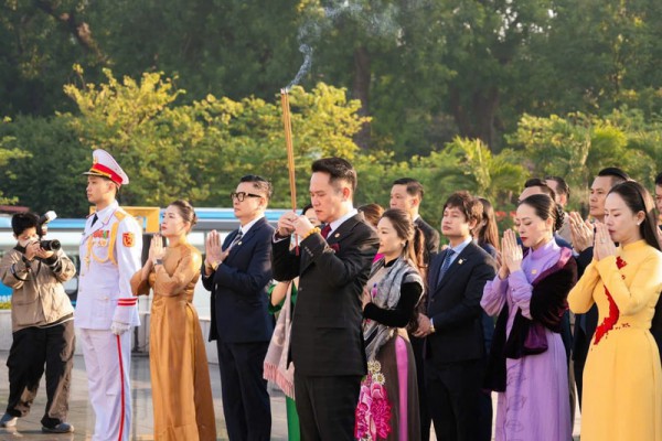 Hội Doanh nhân trẻ Việt Nam báo công dâng Bác, hướng tới nhiệm kỳ mới