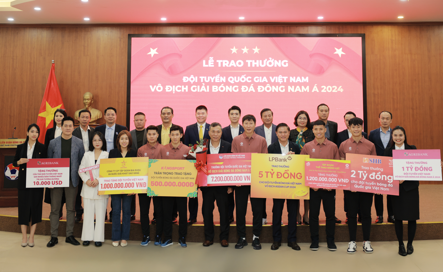 LPBank trao thưởng 5 tỷ đồng, đồng hành cùng Đội tuyển Bóng đá Việt Nam đăng quang ngôi vô địch Đông Nam Á