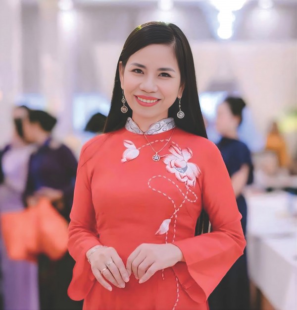 Người giữ “hồn” trang phục truyền thống Huế