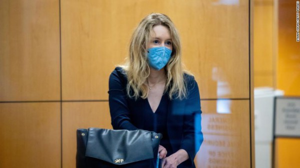 Nhìn lại bước đi xuống “địa ngục” của Elizabeth Holmes và Theranos! Nhìn lại bước đi xuống “địa ngục” của Elizabeth Holmes và Theranos!