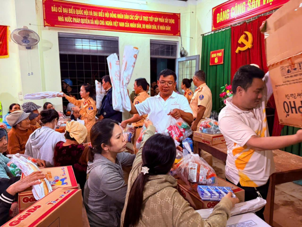 Những chuyến xe hàng hóa cứu trợ của Hoa Sen đến với bà con Khánh Hòa, Đắk Lắk, Gia Lai