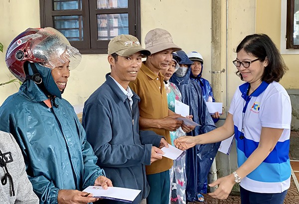 SCTV trao quà cho CB-CNV và 390 hộ dân bị thiên tai, lũ lụt ở Huế