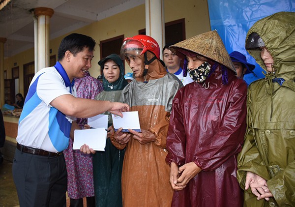 SCTV trao quà cho CB-CNV và 580 hộ dân bị thiên tai, lũ lụt ở Quảng Bình