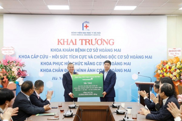 Vietcombank tài trợ 2,55 tỷ đồng cho Bệnh viện Đại học Y Hà Nội