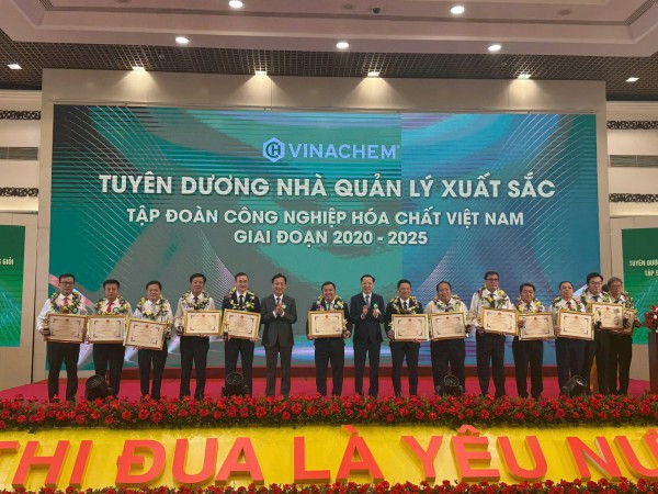 Ông Ngô Văn Đông được vinh danh Nhà lãnh đạo xuất sắc của Tập đoàn Hóa chất Việt Nam