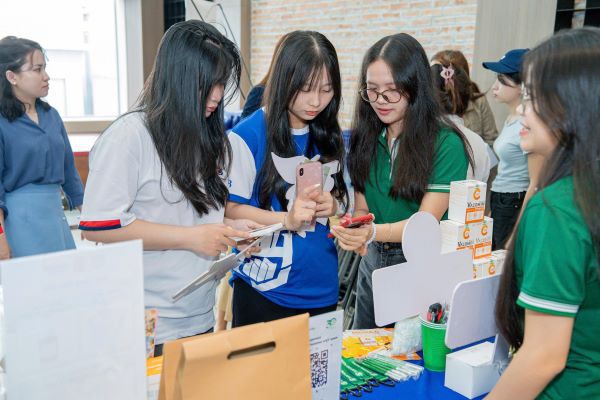 SCJ TV SHOPPING MANG "Trải nghiệm học từ doanh nghiệp” đến với sinh viên Đại học Hùng Vương TP HCM
