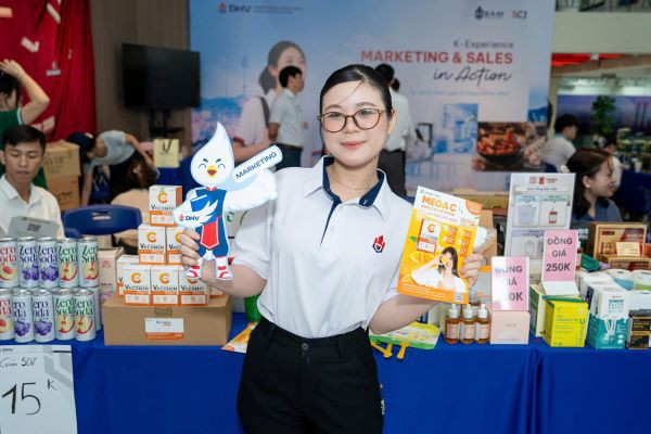 SCJ TV SHOPPING MANG "Trải nghiệm học từ doanh nghiệp” đến với sinh viên Đại học Hùng Vương TP HCM