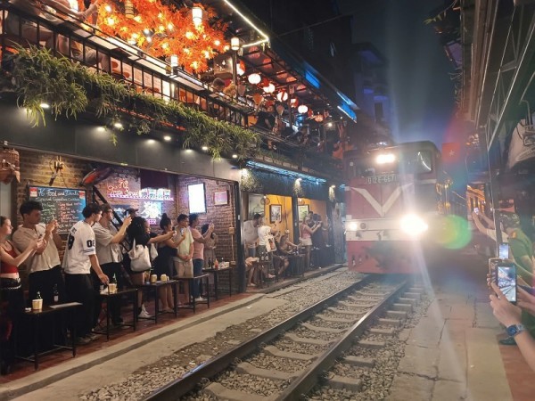 Cho thuê vỉa hè Hà Nội: Cần một cách quản trị đô thị mới