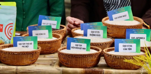 NSND Tự Long giúp tiêu thụ gần 6 tấn gạo ST25 chỉ sau 2 tiếng livestream