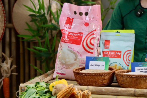 NSND Tự Long giúp tiêu thụ gần 6 tấn gạo ST25 chỉ sau 2 tiếng livestream