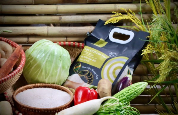 NSND Tự Long giúp tiêu thụ gần 6 tấn gạo ST25 chỉ sau 2 tiếng livestream