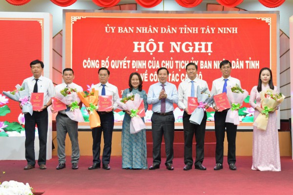 Tây Ninh: Trao quyết định, ra mắt các cơ quan chuyên môn trực thuộc UBND tỉnh