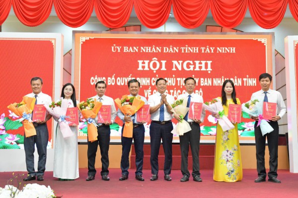 Tây Ninh: Trao quyết định, ra mắt các cơ quan chuyên môn trực thuộc UBND tỉnh