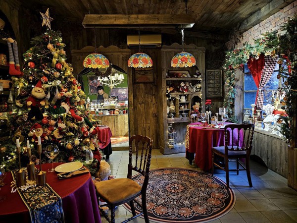 Các quán cà phê ở TP.HCM năm nay trang trí Noel cực “khủng”, vừa phục vụ chụp ảnh vừa kinh doanh đồ decor để...