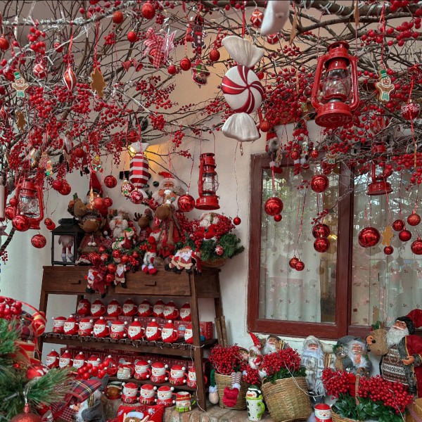 Các quán cà phê ở TP.HCM năm nay trang trí Noel cực “khủng”, vừa phục vụ chụp ảnh vừa kinh doanh đồ decor để...
