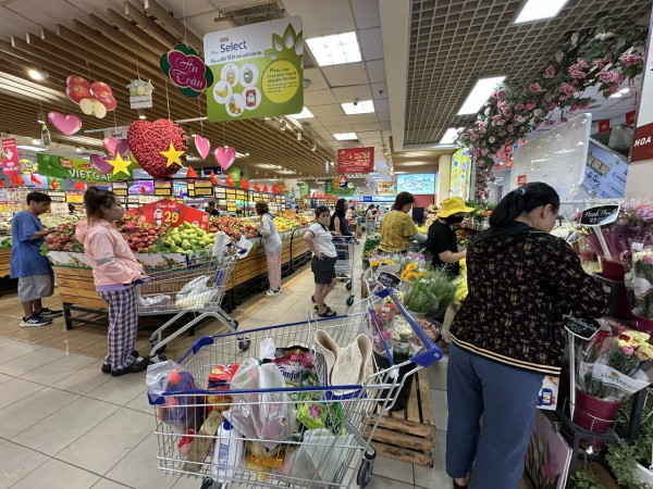 Chen chân mua sắm dịp đại lễ Chen chân mua sắm dịp đại lễ