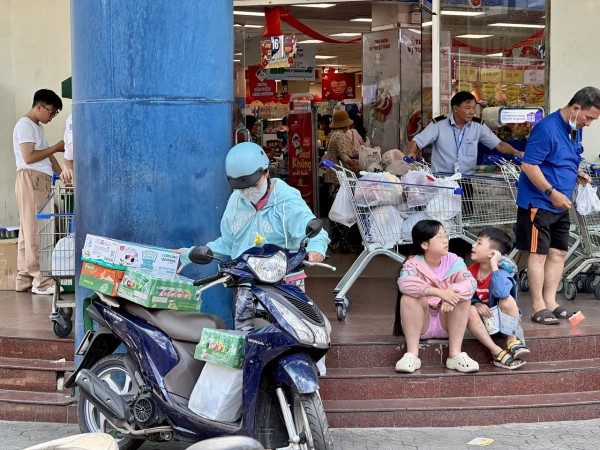 Chen chân mua sắm dịp đại lễ Chen chân mua sắm dịp đại lễ